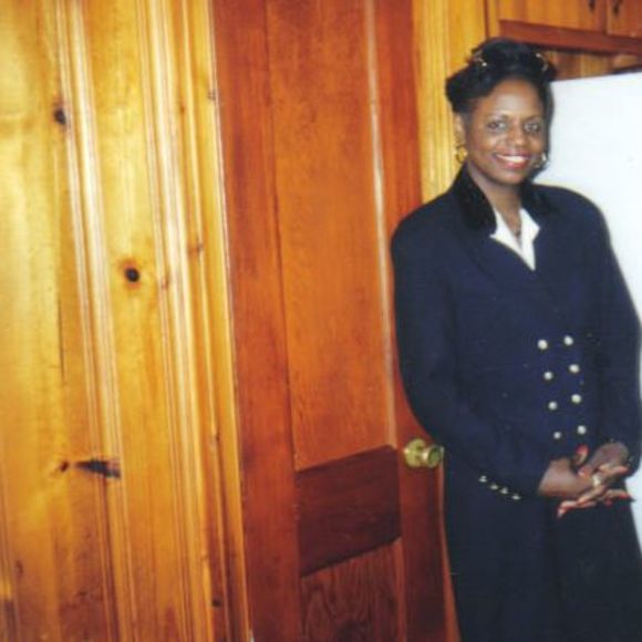 Meet your Posher, Lorraine - Picture 1 of 1